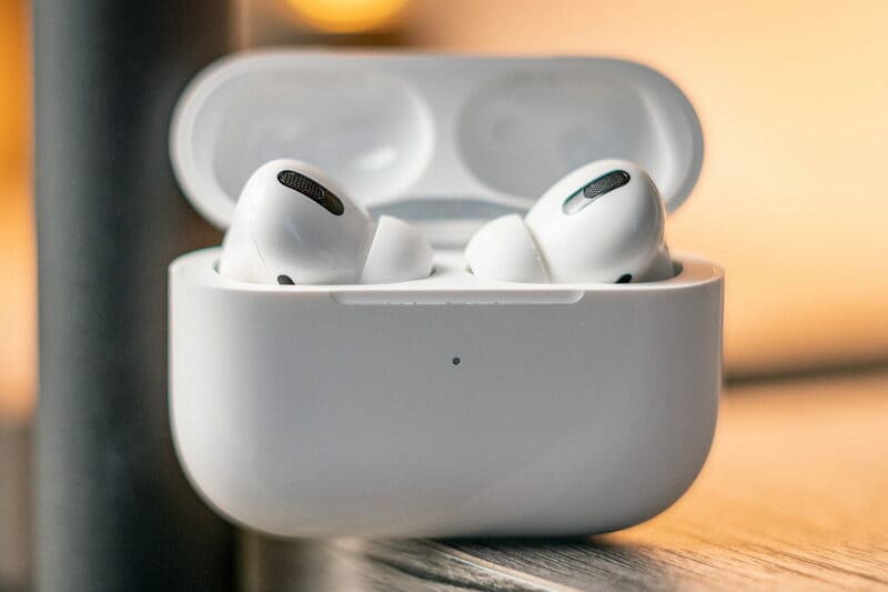 Один наушник AirPods не работает: основные причины.